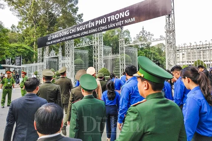 Người dân TP.HCM xếp hàng dài từ sáng sớm, trang nghiêm chờ đến lượt vào viếng Tổng Bí thư Nguyễn Phú Trọng trước Hội trường Thống Nhất.