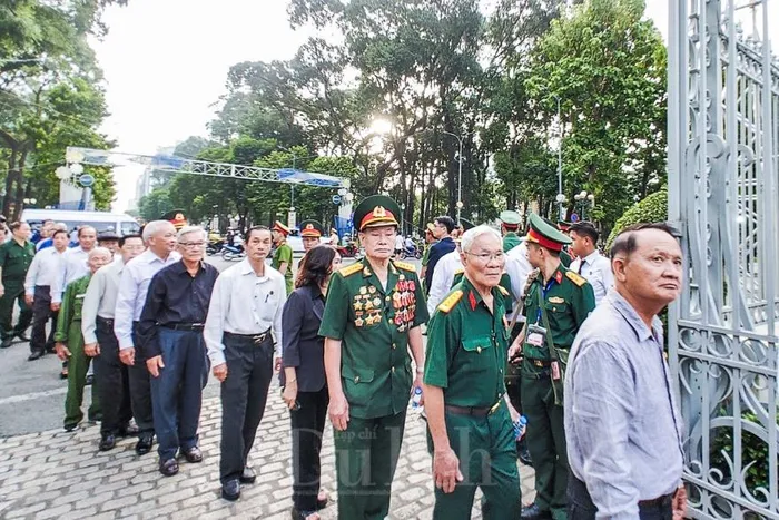 Càng về trưa, các đoàn về dự Lễ viếng Tổng Bí thư Nguyễn Phú Trọng càng đông.